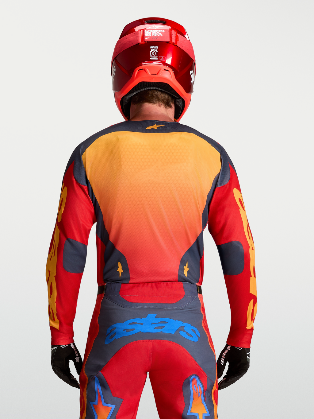 Alpinestars Camisola Racer Hunt, camisolas de motocross para homem, vermelho fire e cinzento, vista traseira no modelo