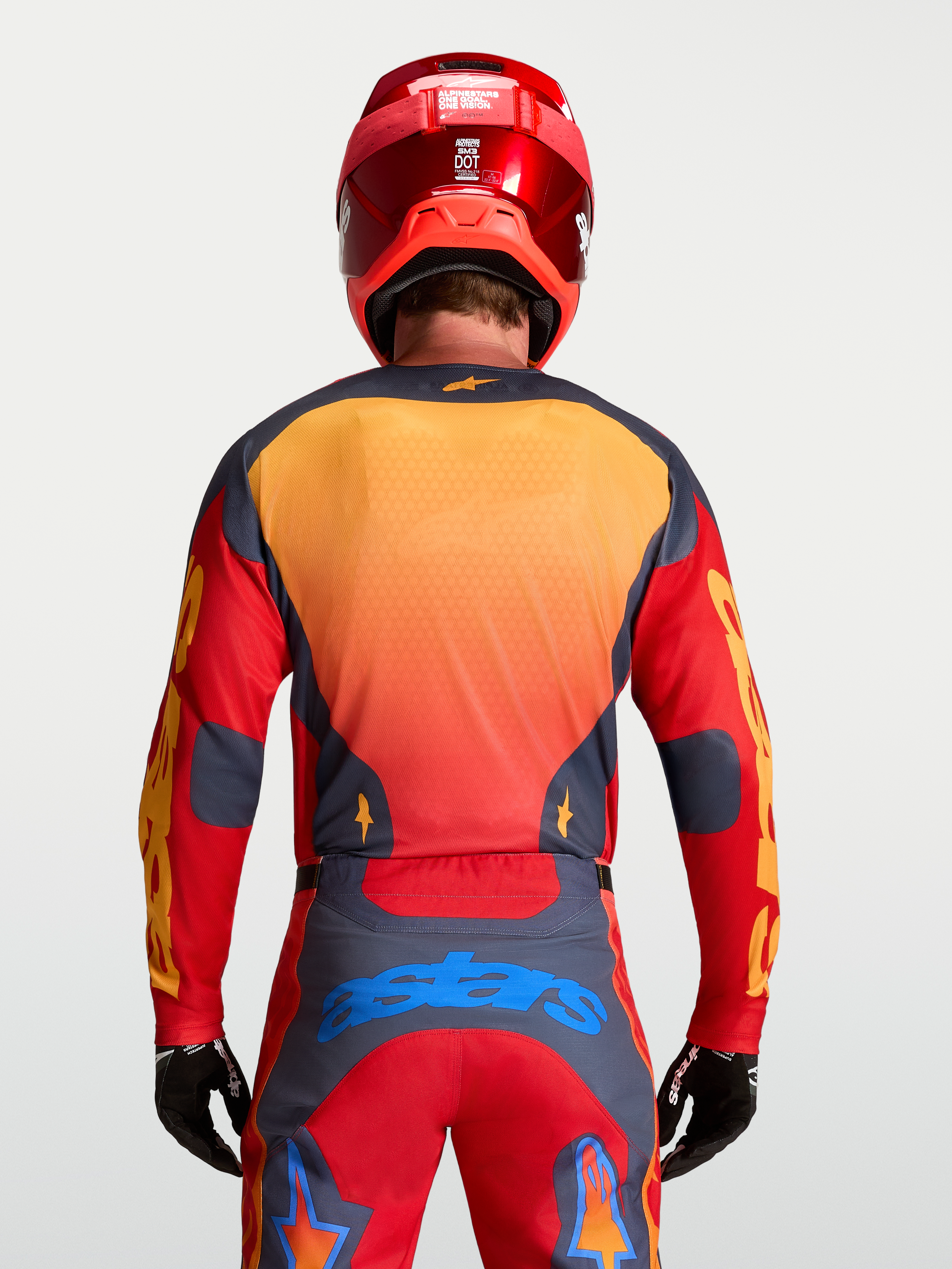 Alpinestars Camisola Racer Hunt, camisolas de motocross para homem, vermelho fire e cinzento, vista traseira no modelo