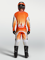 Alpinestars Calças Racer Amber e Racer Amber Gear Set, conjunto de motocross para homem, laranja e branco, vista traseira.