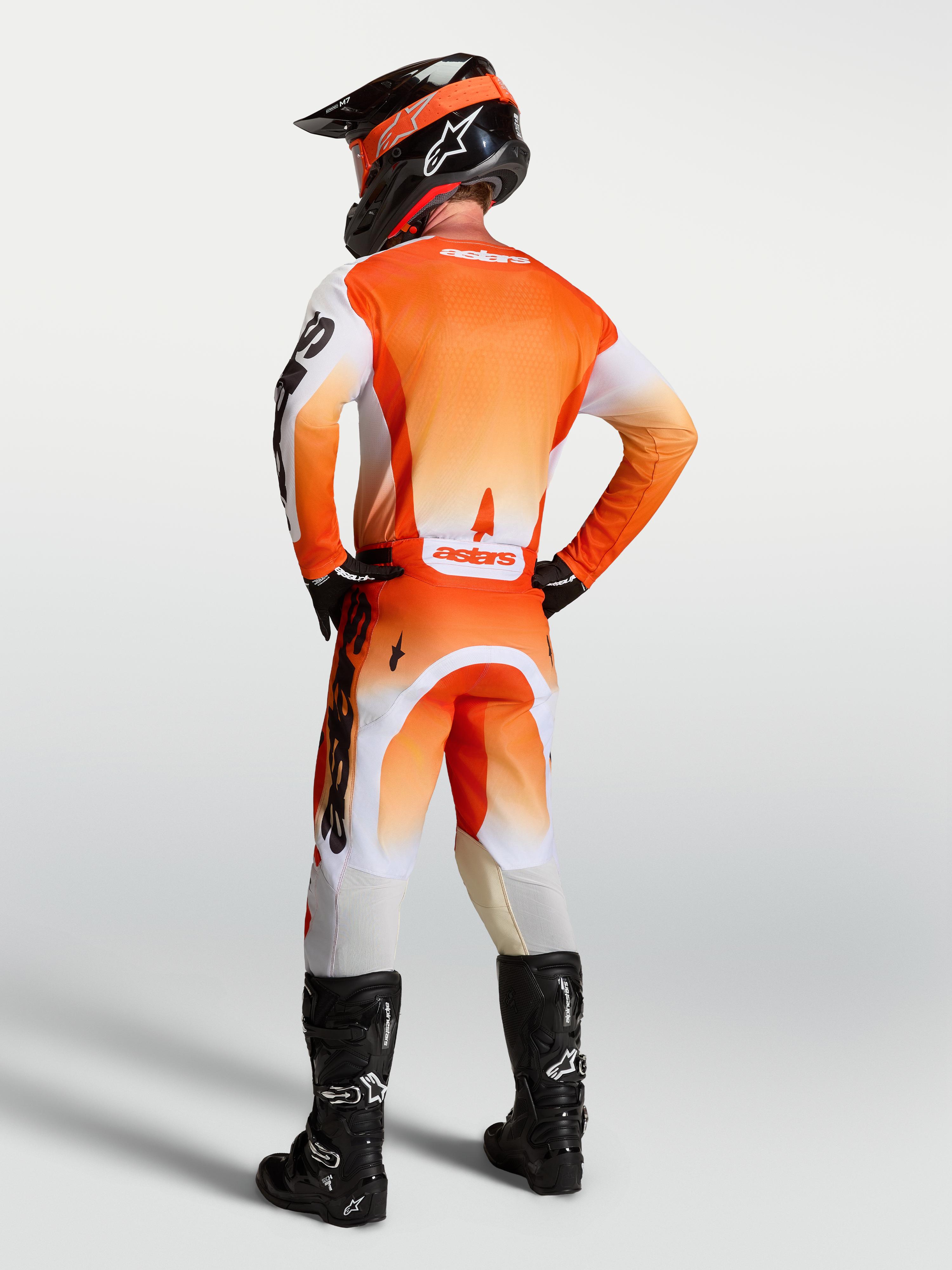 Alpinestars Camisola Racer Amber, motocross laranja e branco, vista traseira, tecido técnico e ajuste de corrida.
