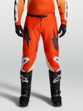 Alpinestars calças Racer Amber de motocross, vermelho cardinal, vista frontal no modelo, corte pré-curvado e politecido 600D.
