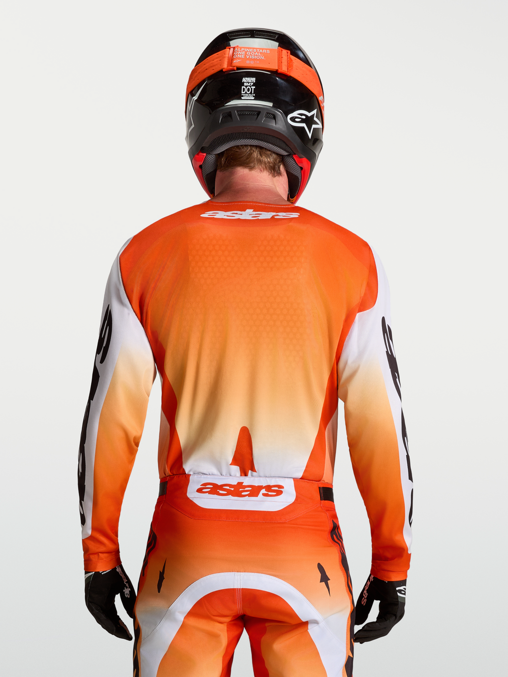 Alpinestars Racer Amber, camisola de motocross para homem, laranja e branca, vista traseira, tecido respirável para off-road.