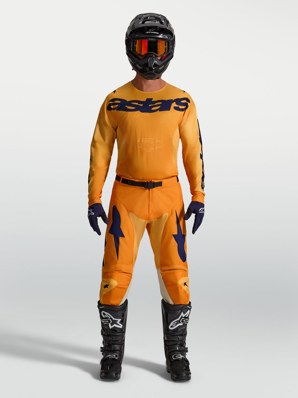 Alpinestars Racer Amber 2027, camisola e conjunto de motocross para homem, laranja e azul escuro com botas a condizer.