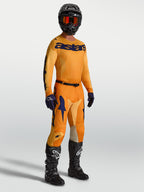 Alpinestars Racer Amber Gear Set 2027, conjunto de motocross para homem, laranja e azul profundo, camisola e calças.