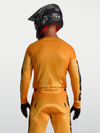 Alpinestars camisola Racer Amber, camisola de motocross para homem, laranja e dourada, malha respirável, vista traseira.