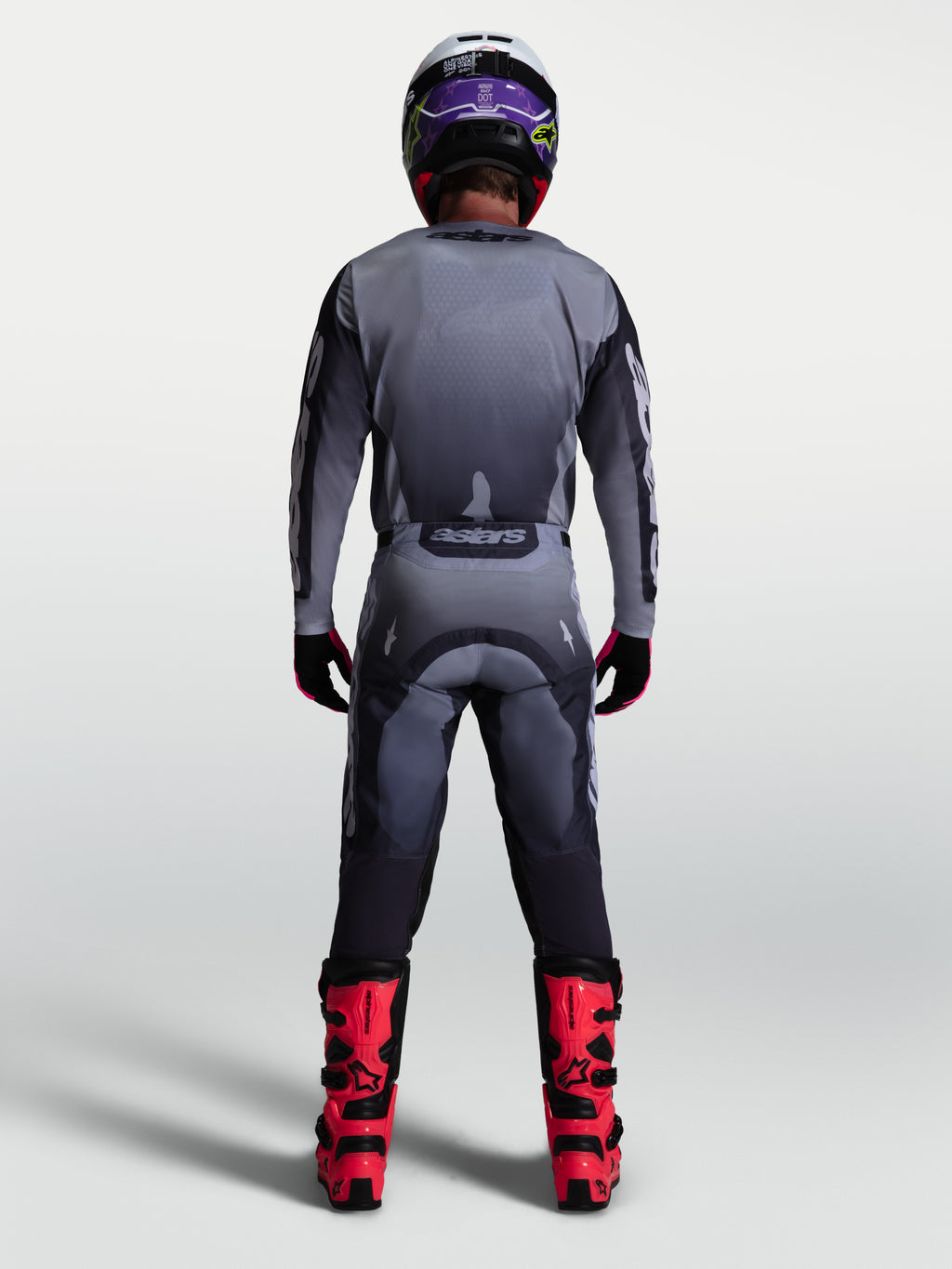 Conjunto Alpinestars Racer Amber 2027, camisola e calças de motocross cinzentas e lilás, vista traseira no modelo.
