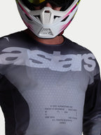Alpinestars Camisola Racer Amber, camisola de motocross para homem, cinzenta e preta, pormenor frontal com logótipo Astars e texto técnico, tecido respirável.