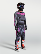 Alpinestars Racer Lone, conjunto de camisola e calças de motocross para homem, cinzento e roxo camuflado com botas e capacete.