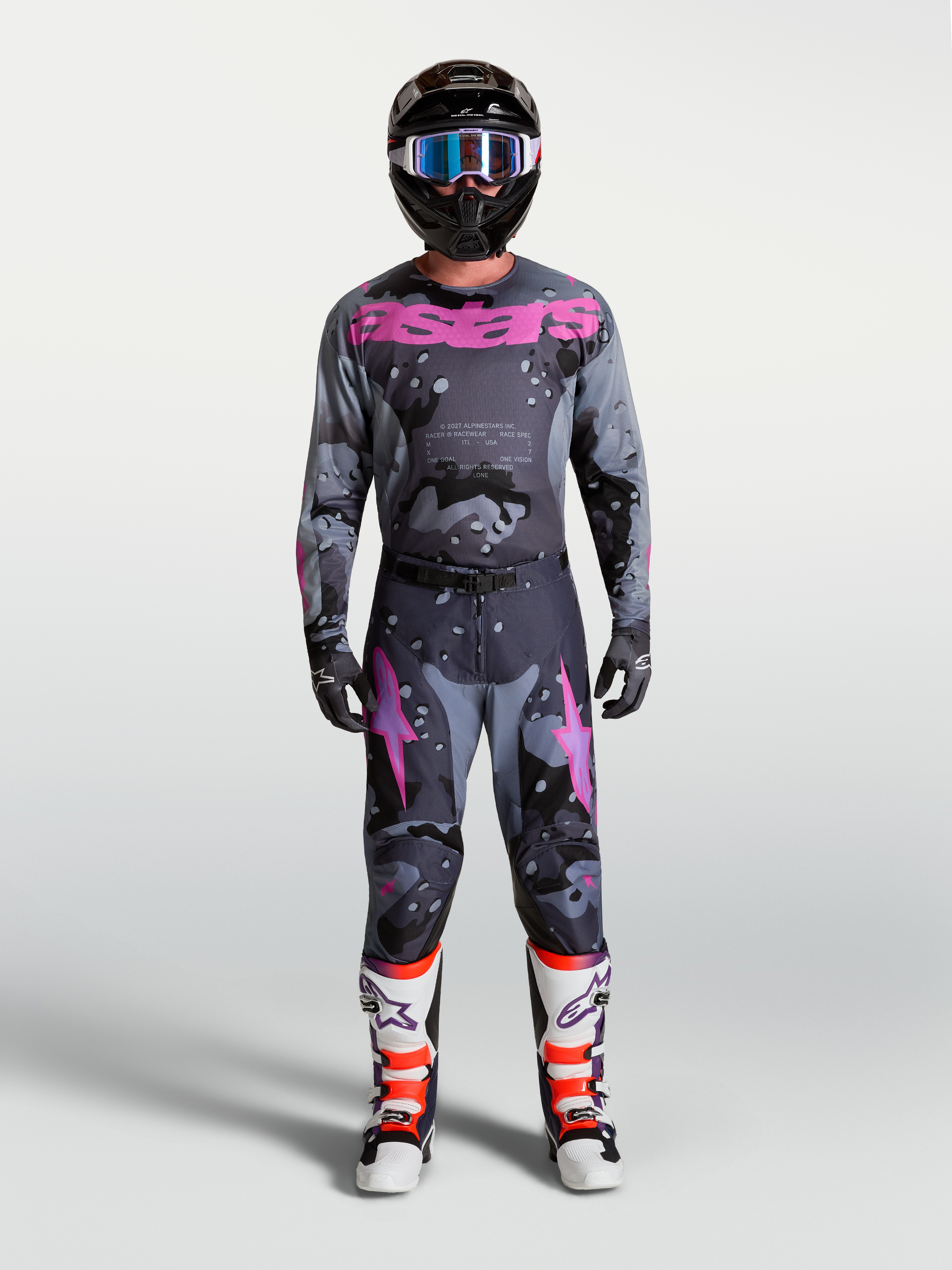Alpinestars camisola Racer Lone, conjunto de motocross para homem, camuflado cinzento e roxo, inclui capacete e botas de proteção, equipamento técnico para todo-o-terreno.