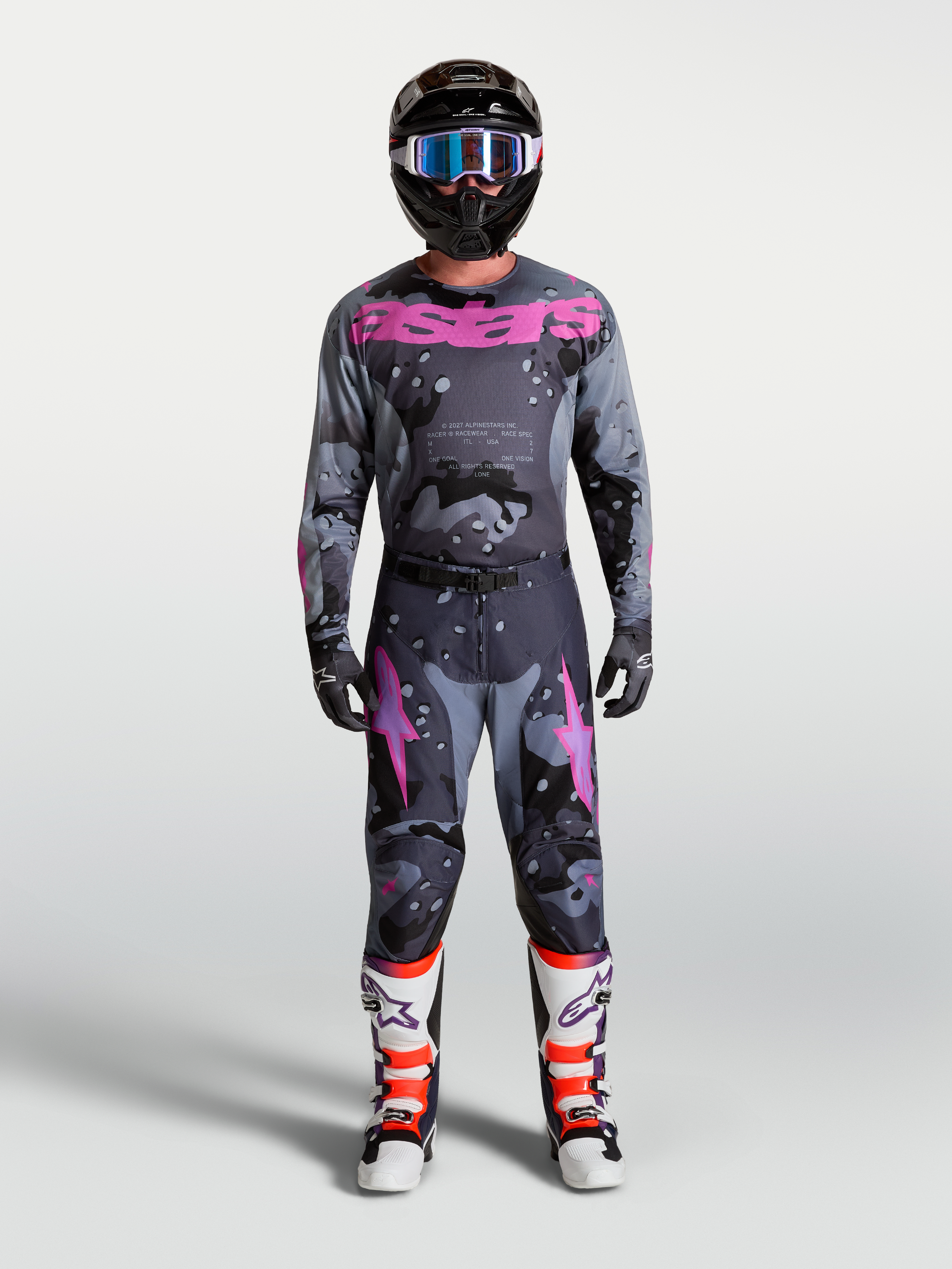 Alpinestars Racer Lone, conjunto de motocross para homem, cinzento camuflado e roxo, com camisola, calças e botas.