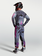 Alpinestars Racer Lone, conjunto de motocross para homem com camisola e calças, cinzento camuflado e roxo, vista traseira.