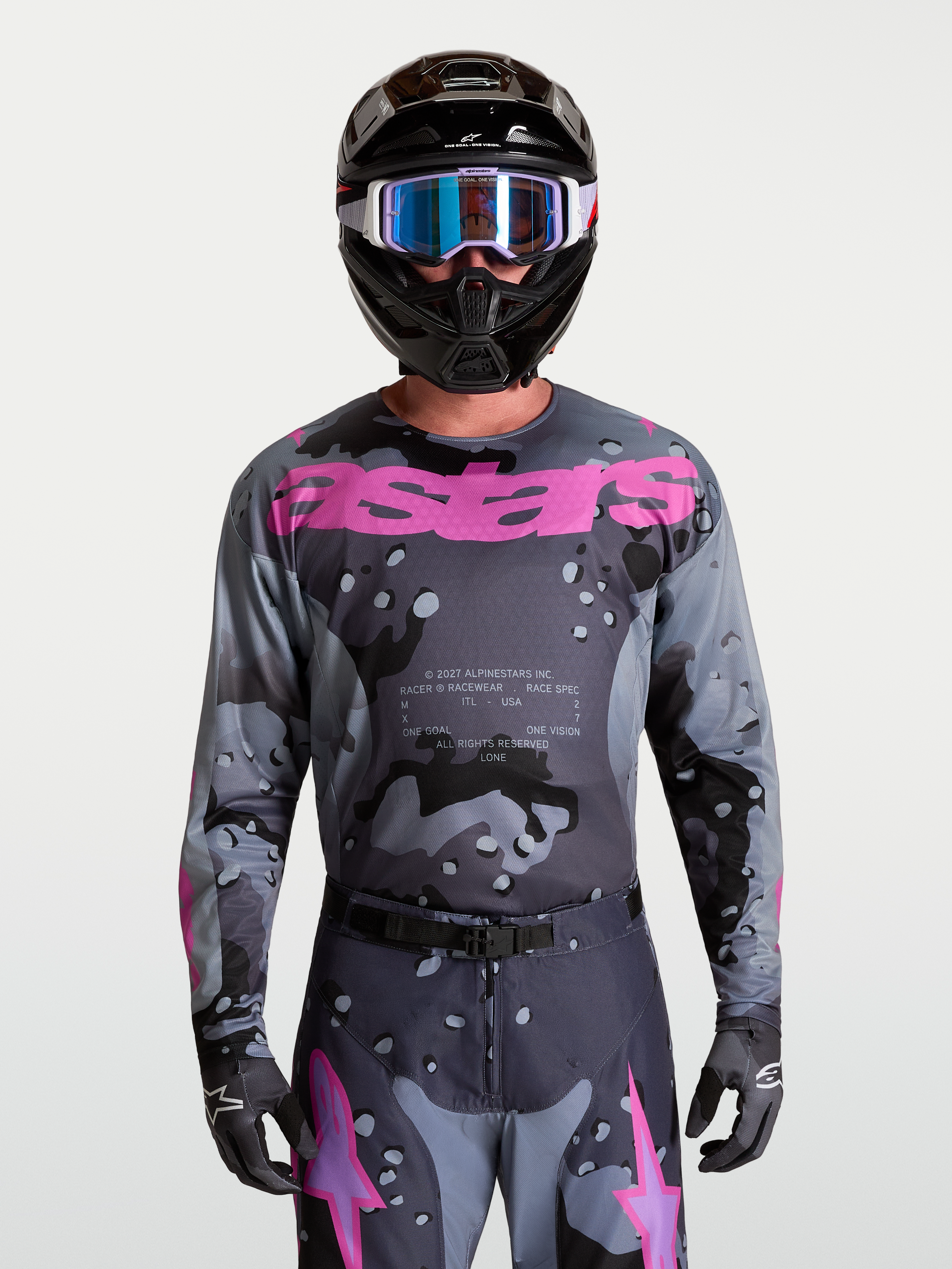 Alpinestars camisola Racer Lone de motocross para homem, cinzento camuflado e roxo, polifabric leve, no modelo com capacete.