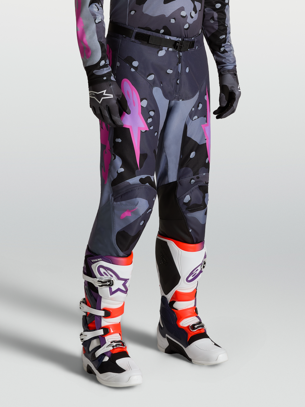 Alpinestars Calças Racer Lone, calças de motocross para homem, cinzento camuflado e roxo, construção em polifibra 600D, ajuste pré-curvado para off-road