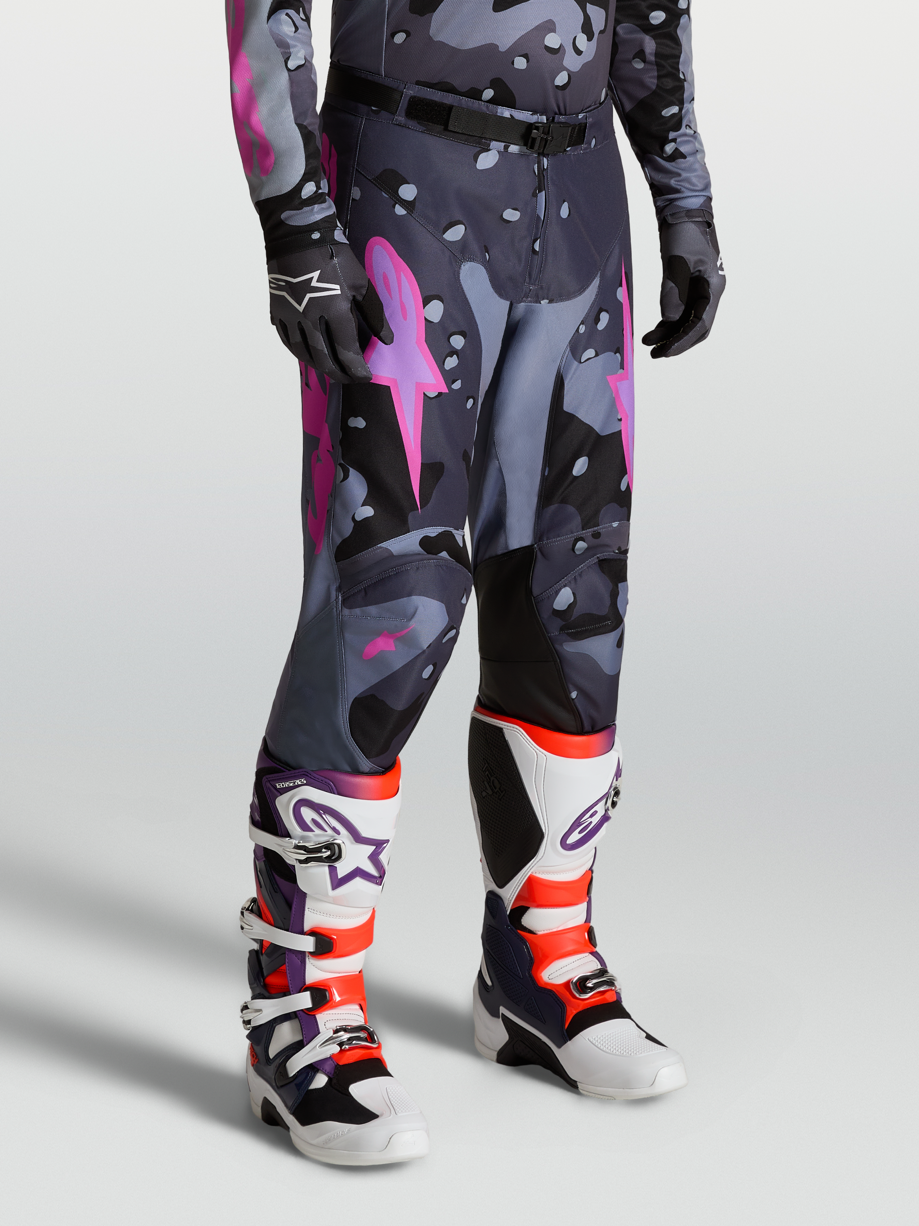 Alpinestars Calças Racer Lone, calças de motocross para homem, cinzento camuflado e roxo, construção em polifibra 600D, ajuste pré-curvado para off-road