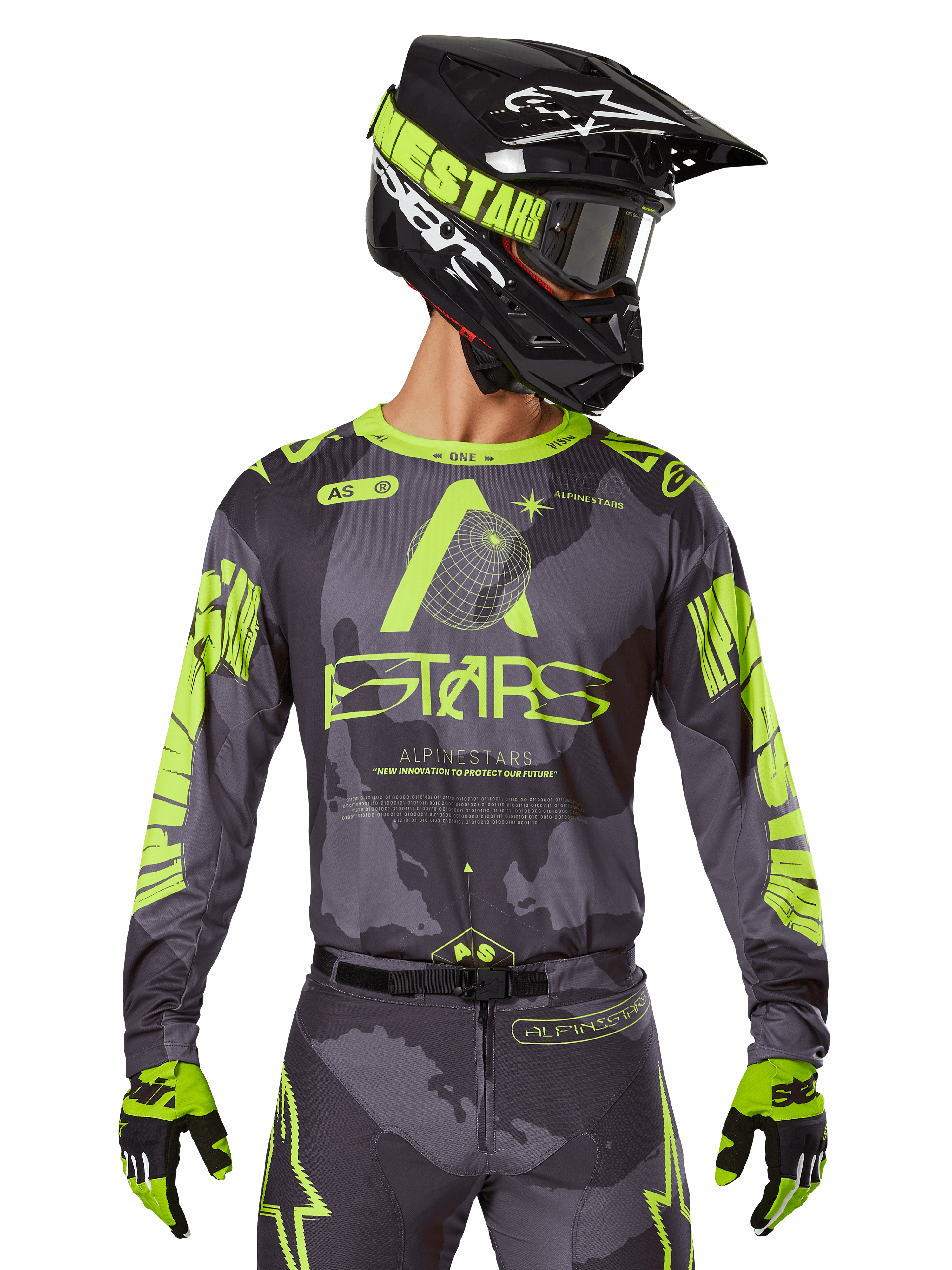 Alpinestars 2025 Racer Hollow Jersey, camisola de motocross, camuflado escuro e amarelo néon, usada com calças a condizer, capacete preto e amarelo com óculos, e luvas pretas, com a marca Alpinestars e design camuflado