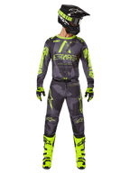 Conjunto de Equipamento Alpinestars 2025 Racer Hollow, fato de corrida de motocross em Dark Camo e Amarelo Fluo, inclui camisola de manga comprida e calças a condizer, capacete preto com detalhes néon, botas e luvas amarelas vibrantes, equipamento de performance coordenado para condução todo-o-terreno
