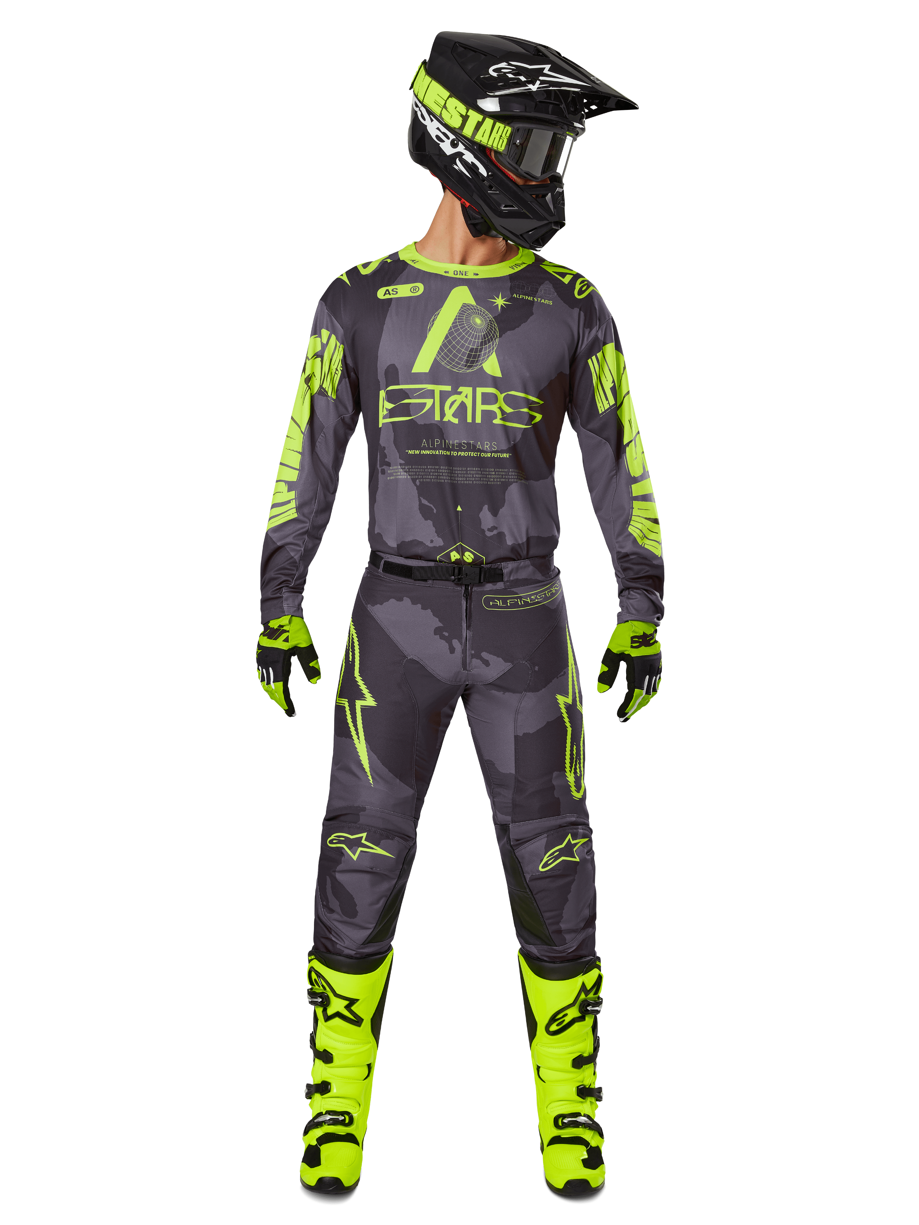 Conjunto de Equipamento Alpinestars 2025 Racer Hollow, fato de corrida de motocross em Dark Camo e Amarelo Fluo, inclui camisola de manga comprida e calças a condizer, capacete preto com detalhes néon, botas e luvas amarelas vibrantes, equipamento de performance coordenado para condução todo-o-terreno