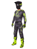 Alpinestars 2025 Racer Hollow Gear Set, equipamento completo de motocross, camuflado cinzento e amarelo néon, inclui camisola, calças, capacete preto e amarelo a condizer, óculos, luvas e botas amarelo brilhante, equipamento de corrida todo-o-terreno de alta performance