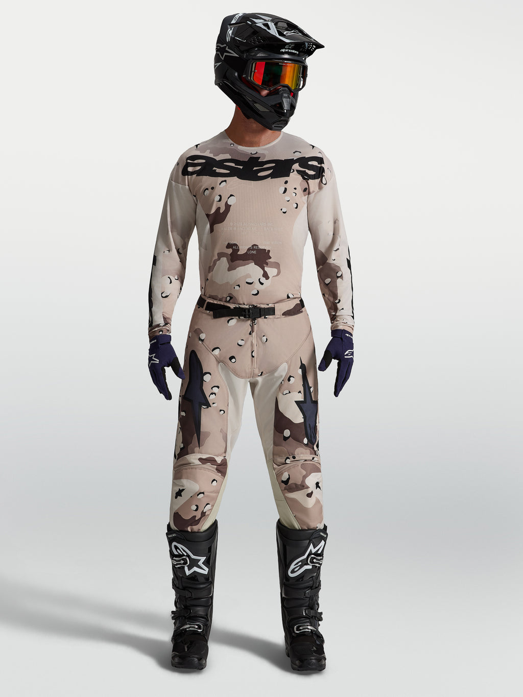 Alpinestars Racer Lone Jersey e Gear Set 2027, conjunto de motocross, camuflado deserto e preto, ajuste de performance.