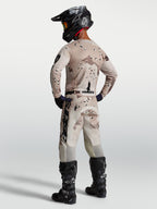 Alpinestars Camisola Racer Lone, camisola de motocross para homem, padrão desert camo bege e preto, vista traseira, tecido leve e respirável para condução off-road