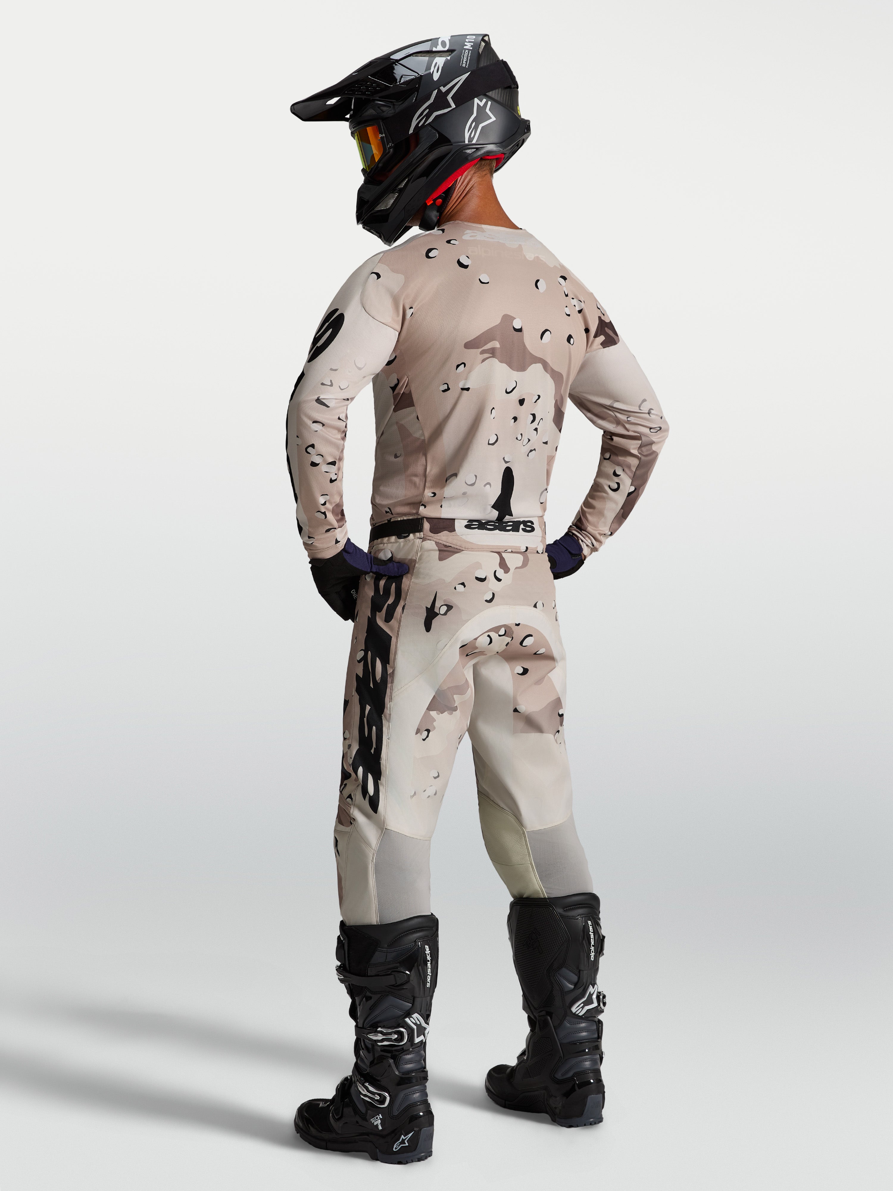Alpinestars Camisola Racer Lone, camisola de motocross para homem, padrão desert camo bege e preto, vista traseira, tecido leve e respirável para condução off-road