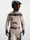 Alpinestars camisola Racer Lone, camisola de motocross para homem, bege e preta com camuflagem deserto, modelo com capacete.