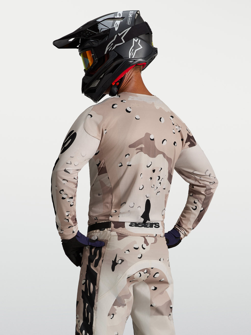 Alpinestars Racer Lone, camisola de motocross para homem, camuflado deserto e preto, vista traseira, construção em tecido técnico respirável para todo-o-terreno.