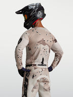 Alpinestars Racer Lone, camisola de motocross para homem, camuflado deserto e preto, vista traseira, construção em tecido técnico respirável para todo-o-terreno.
