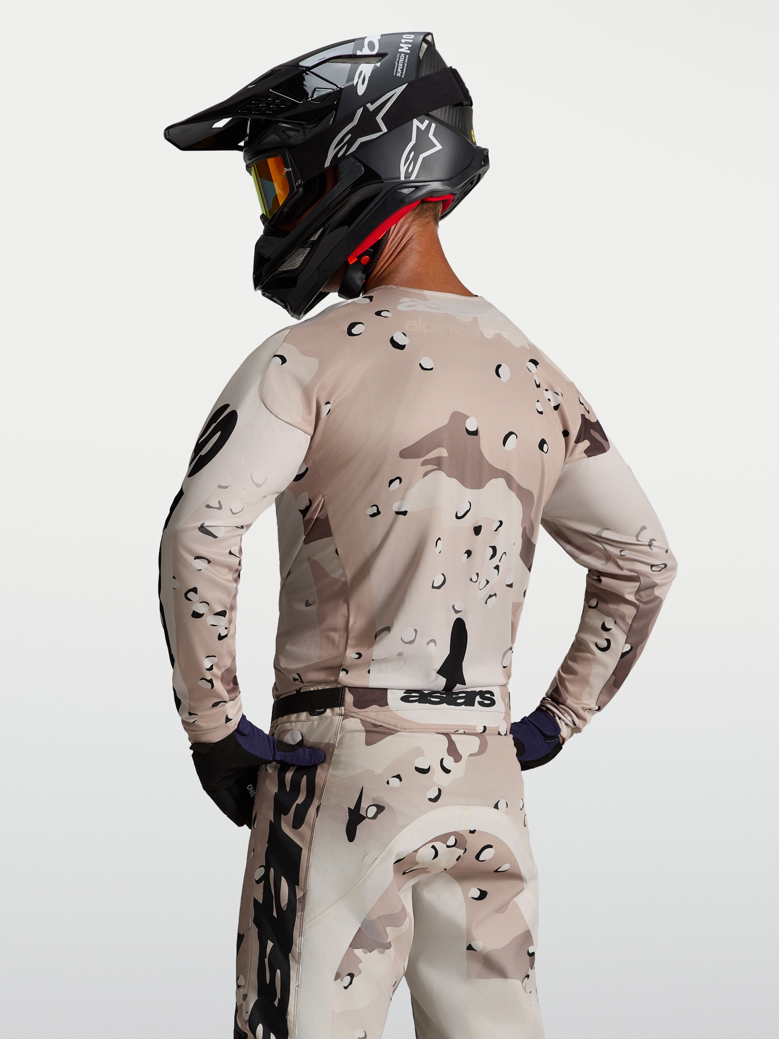 Alpinestars Racer Lone, camisola de motocross para homem, camuflado deserto e preto, vista traseira, construção em tecido técnico respirável para todo-o-terreno.