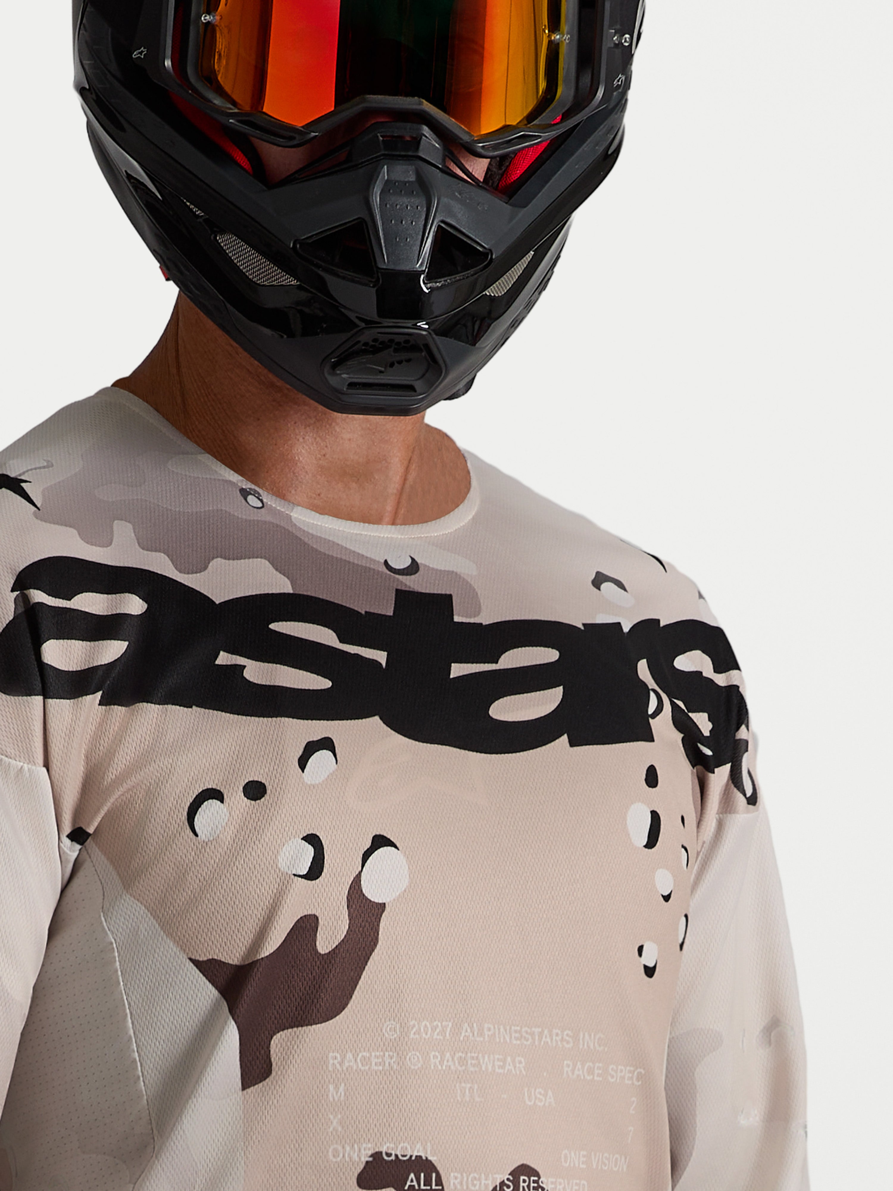 Alpinestars Camisola Racer Lone, camisola de motocross para homem, camuflada e preta, em polifabric leve, pormenor no modelo.