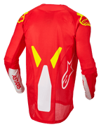 Alpinestars Techstar Factory Jersey, camisola de motocross, vermelho néon, branco e amarelo néon, vista traseira com painéis de ventilação em malha e perfil traseiro estendido, marca ASTARS branca nas mangas e detalhes gráficos em amarelo néon nos ombros