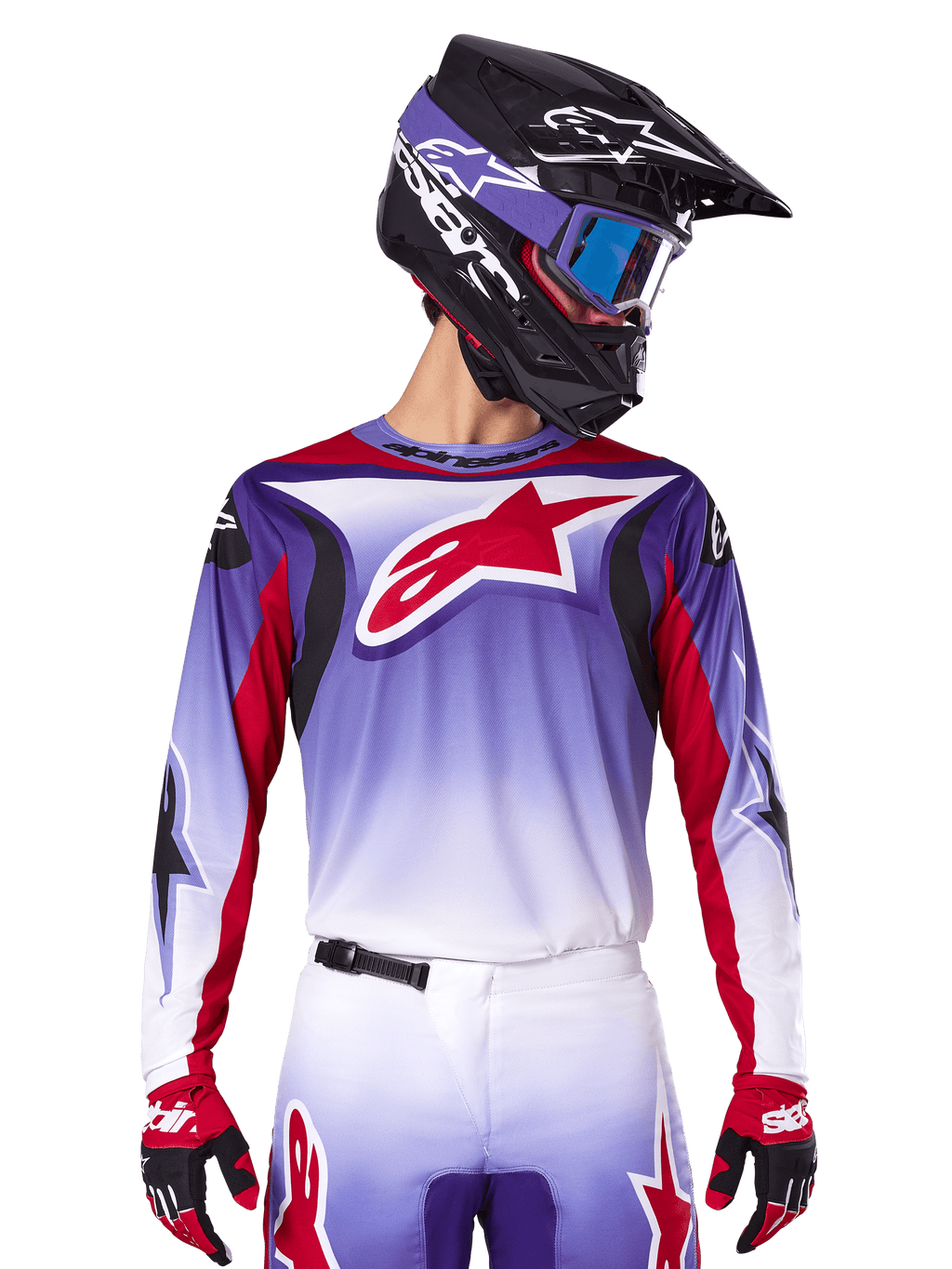Alpinestars 2025 Fluid Wurx Jersey, camisola de motocross, degradê de roxo para branco, logótipo de estrela e detalhes em vermelho, corte atlético, usada com calças a condizer, capacete preto e luvas vermelhas