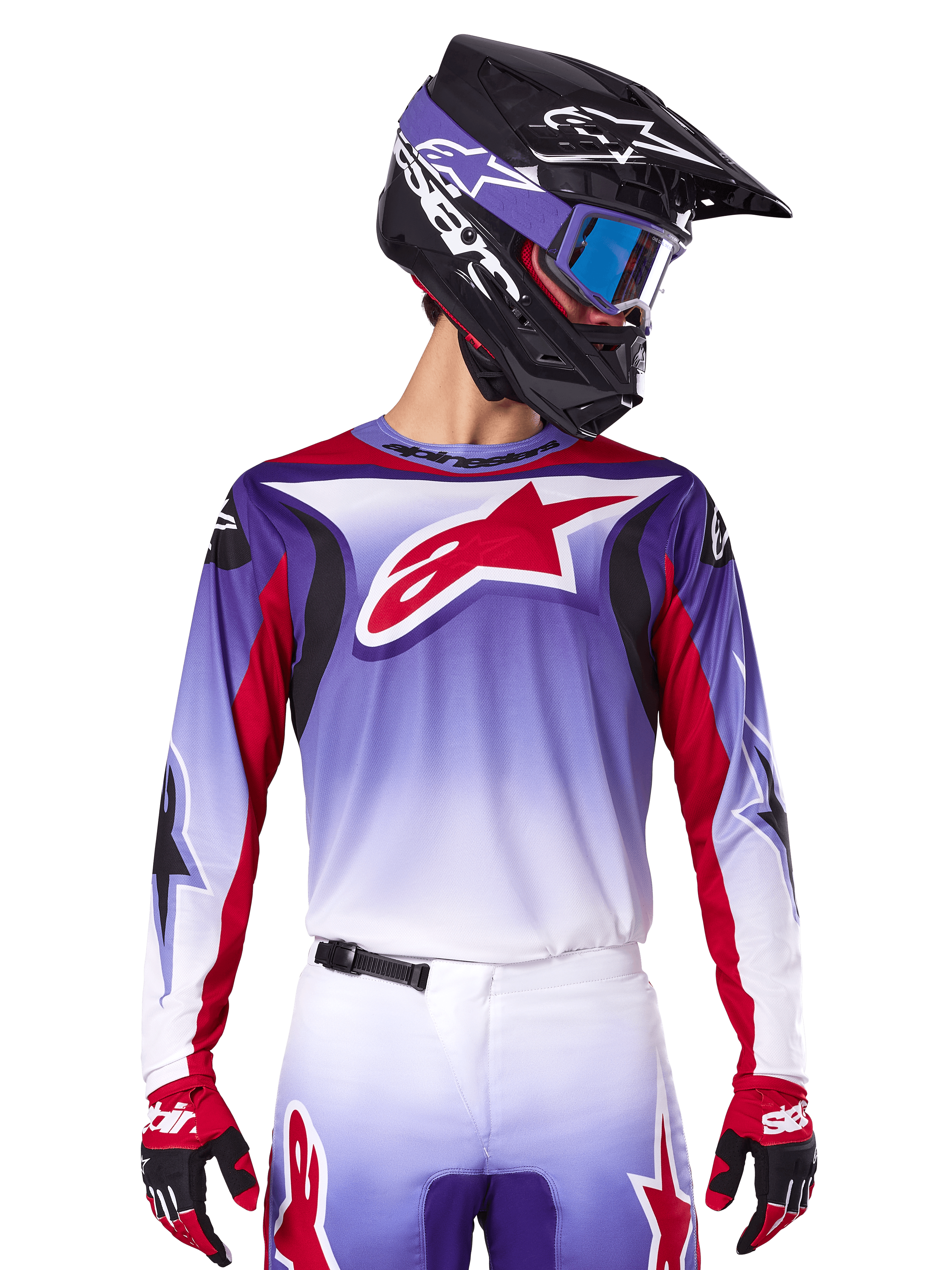 Alpinestars 2025 Fluid Wurx Jersey, camisola de motocross, degradê de roxo para branco, logótipo de estrela e detalhes em vermelho, corte atlético, usada com calças a condizer, capacete preto e luvas vermelhas