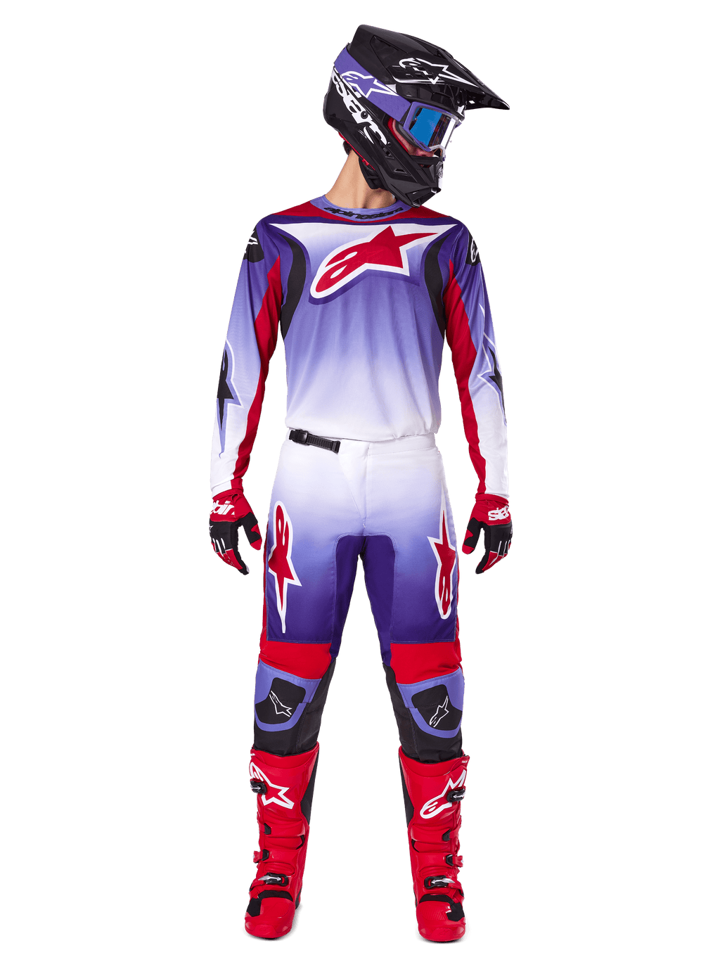 Piloto de motocross com equipamento de corrida completo da Alpinestars, camisola Fluid Wurx 2025 em Purple Bright Red com detalhes brancos e um grande logótipo de estrela vermelha, calças a condizer, botas vermelhas e capacete preto com óculos, conjunto coordenado para corridas todo-o-terreno