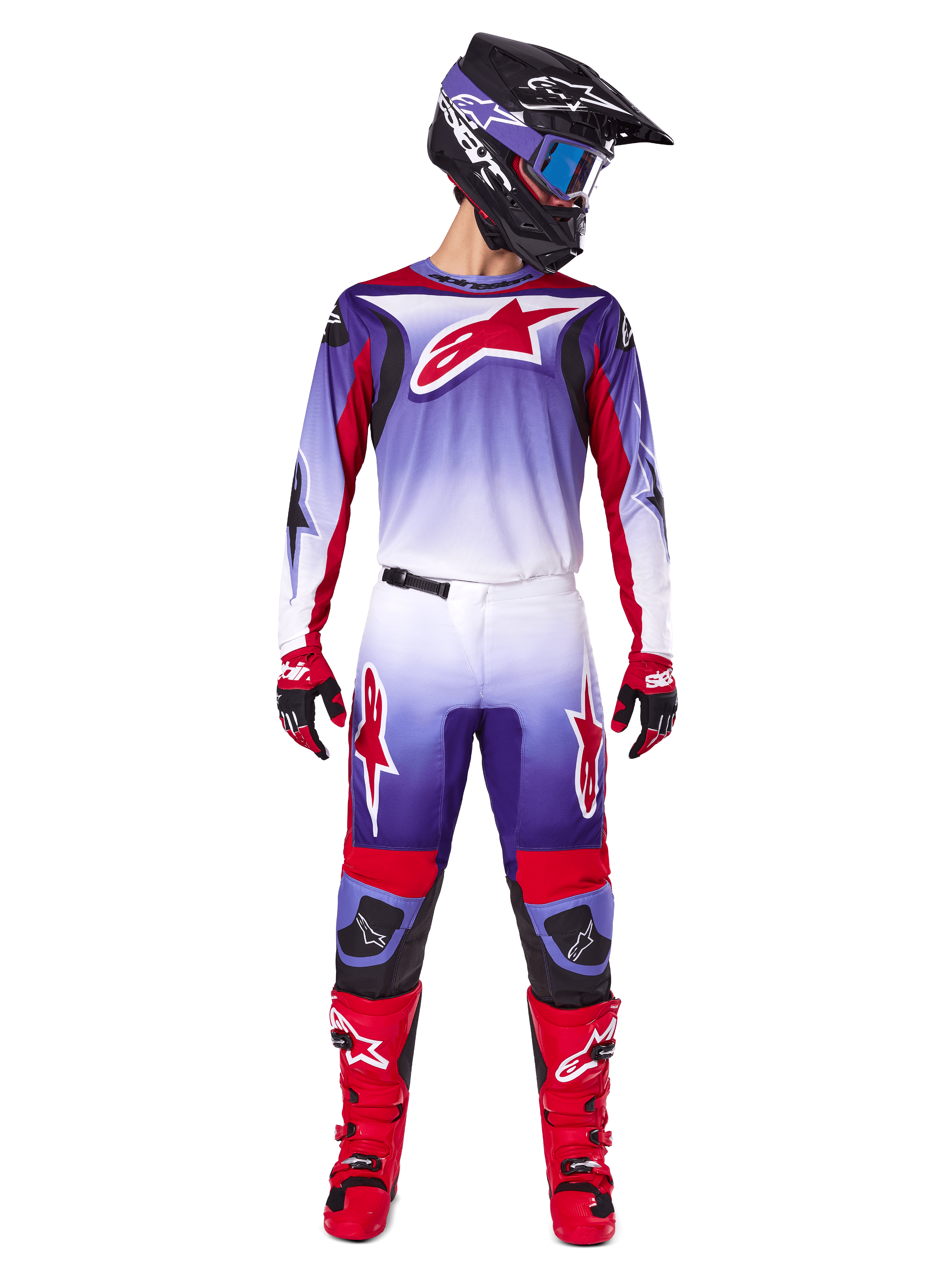 Piloto de motocross com equipamento de corrida completo da Alpinestars, camisola Fluid Wurx 2025 em Purple Bright Red com detalhes brancos e um grande logótipo de estrela vermelha, calças a condizer, botas vermelhas e capacete preto com óculos, conjunto coordenado para corridas todo-o-terreno