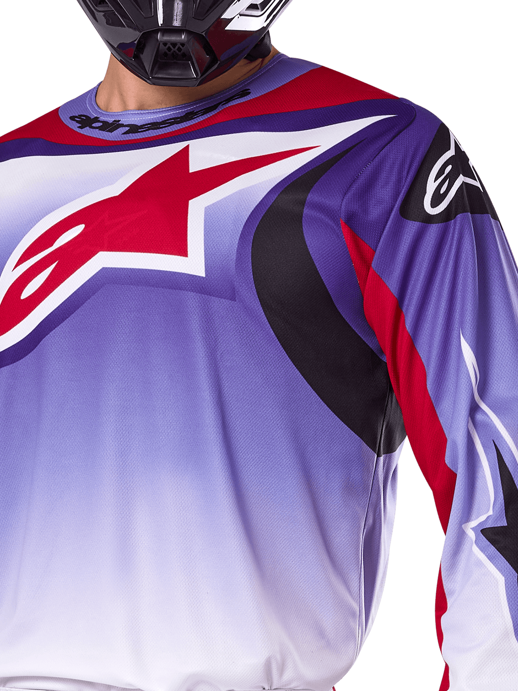 Alpinestars 2025 Fluid Wurx Jersey, camisola de motocross, roxo e vermelho vivo, grande plano de piloto a usar a camisola com grande logótipo de estrela vermelho da Alpinestars no peito, pormenores gráficos curvos em preto e vermelho, corte atlético para competição todo-o-terreno