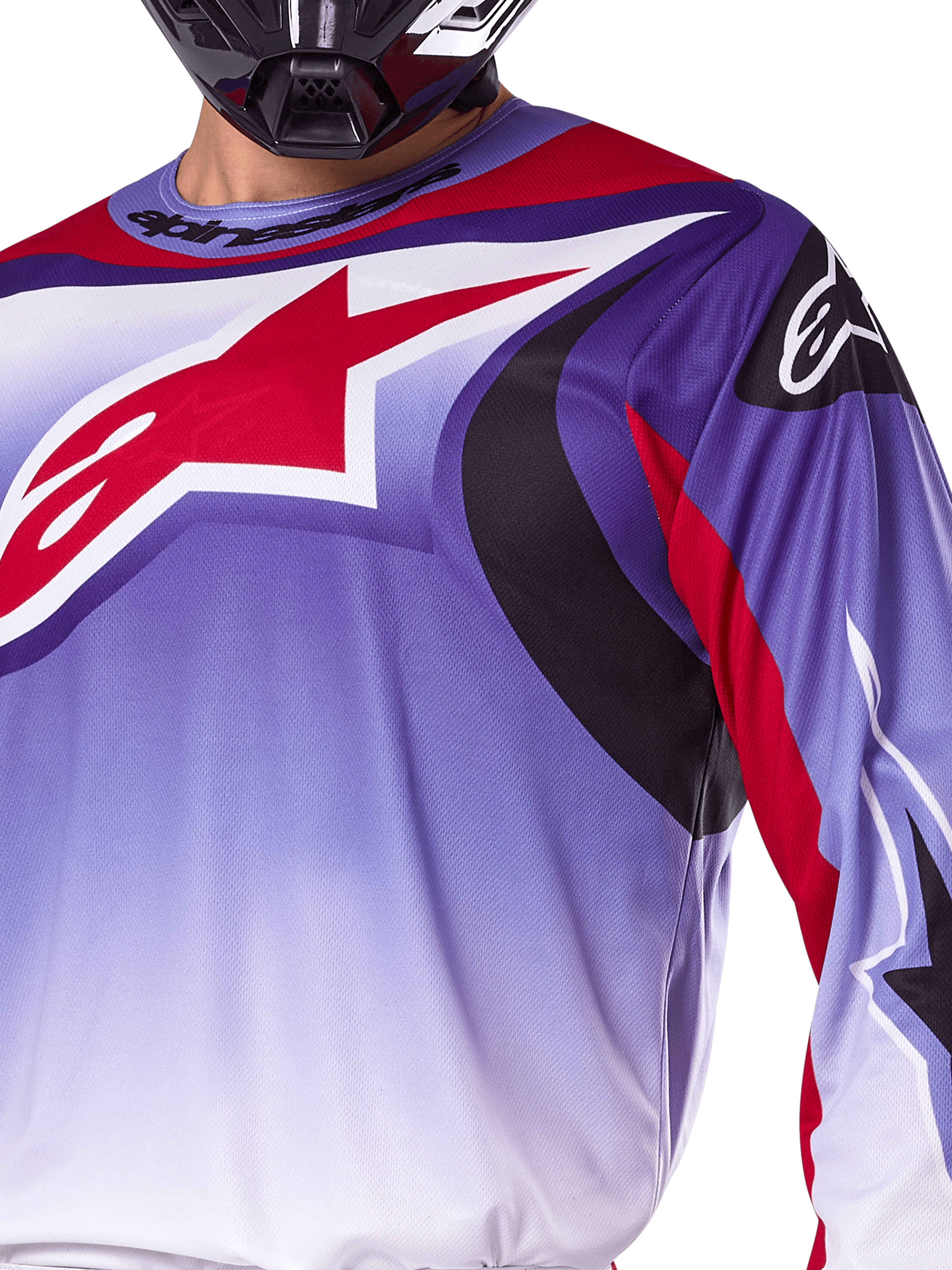 Alpinestars 2025 Fluid Wurx Jersey, camisola de motocross, roxo e vermelho vivo, grande plano de piloto a usar a camisola com grande logótipo de estrela vermelho da Alpinestars no peito, pormenores gráficos curvos em preto e vermelho, corte atlético para competição todo-o-terreno