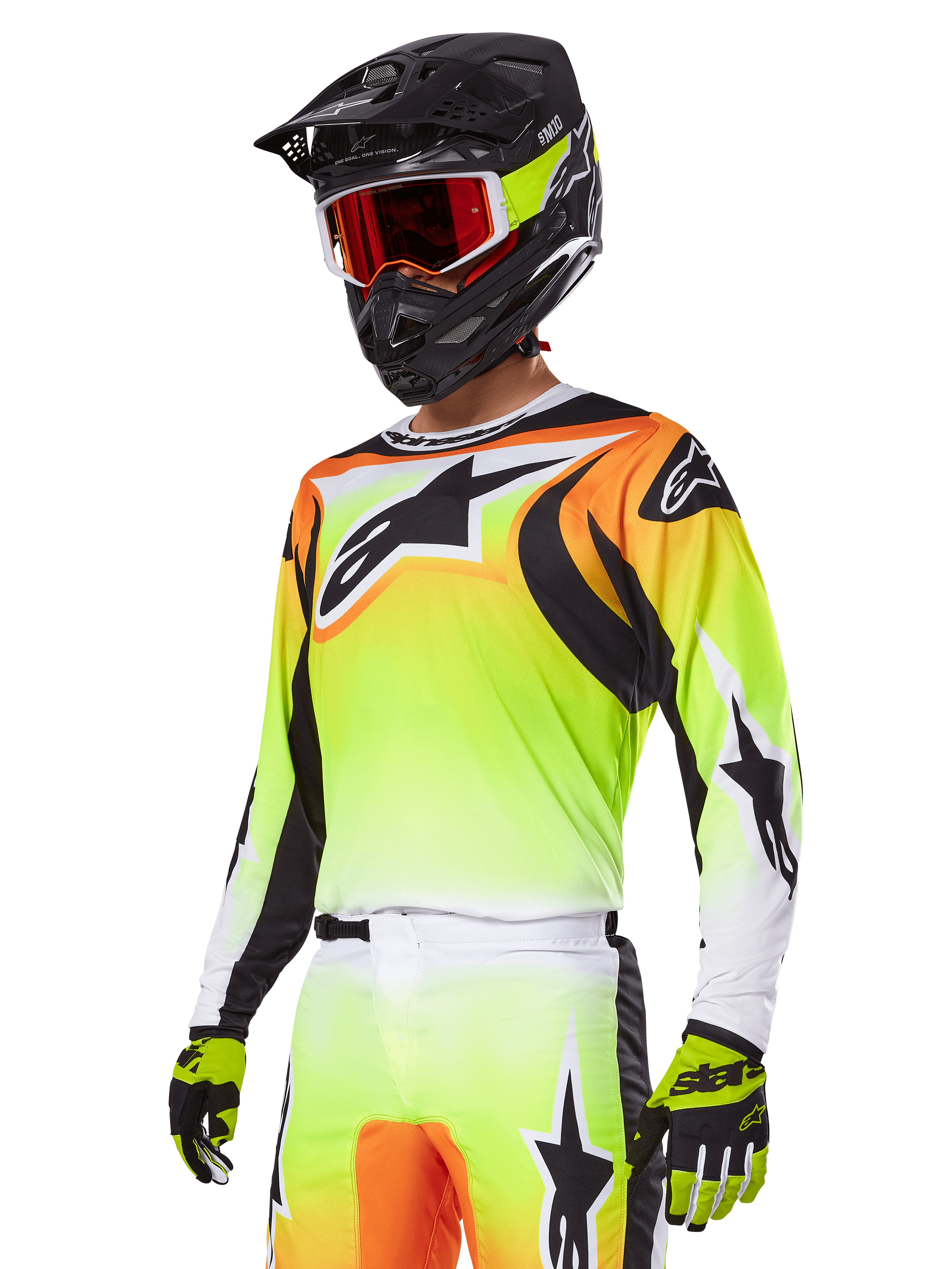 Piloto de motocross a usar o Conjunto de Equipamento Alpinestars 2025 Fluid Wurx, camisola com gradiente amarelo e laranja, detalhes pretos e logótipos de estrela grandes, calças de motocross a condizer, capacete integral preto com óculos de lentes vermelhas e luvas amarelas, conjunto de alta performance para todo-o-terreno