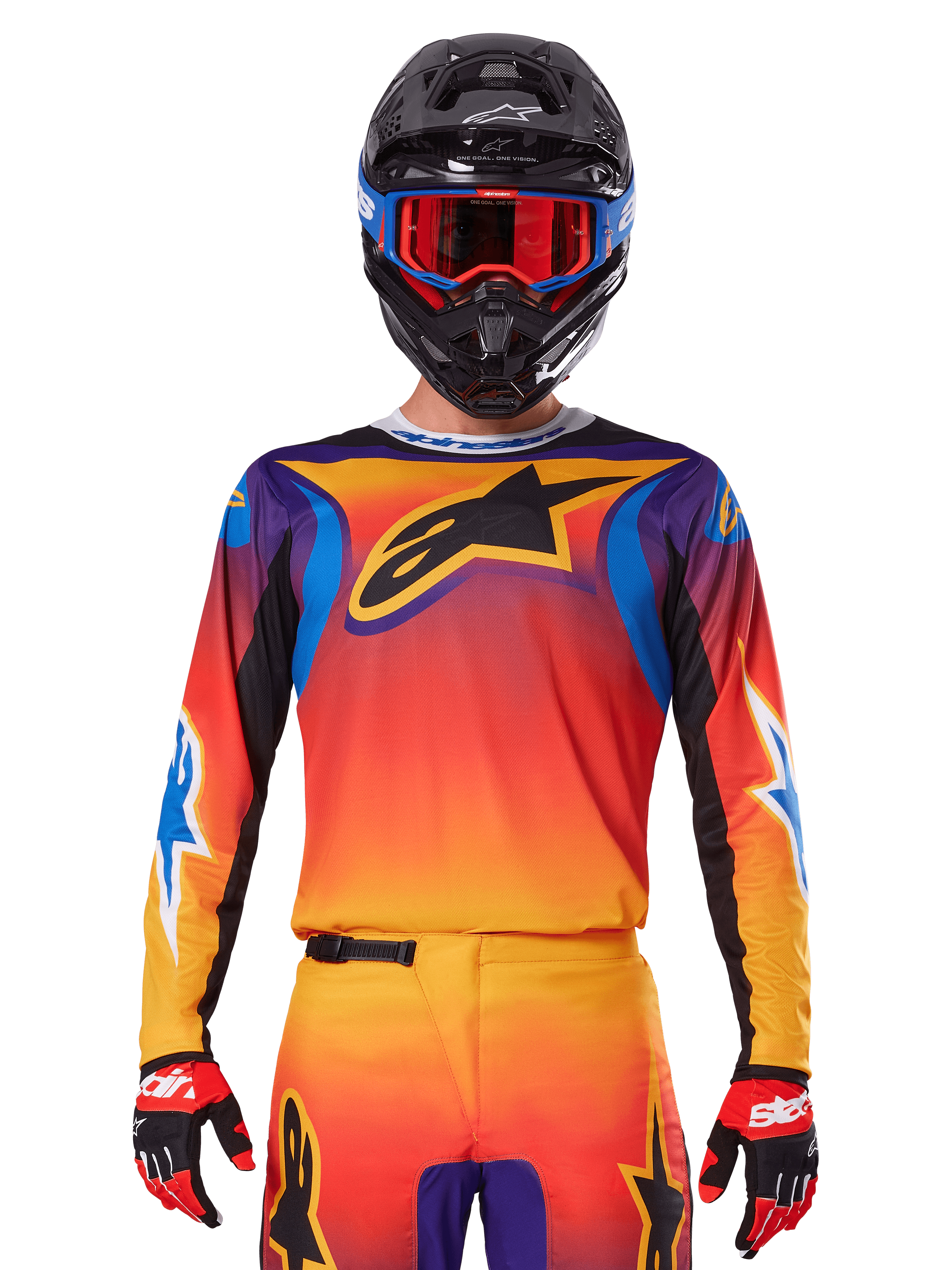 Alpinestars 2025 Fluid Wurx Jersey, camisola de motocross multicolor com gradiente laranja e vermelho e pormenores roxos, usada com equipamento a condizer, capacete preto com óculos azuis e vermelhos e luvas vermelhas, apresentando um grande logótipo de estrela preto no peito.