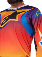 Alpinestars 2025 Fluid Wurx Jersey, design multicolorido em branco e laranja, camisola de motocross de manga comprida, ajuste atlético descontraído, tecido polifabric que absorve a humidade para desempenho em todo-o-terreno