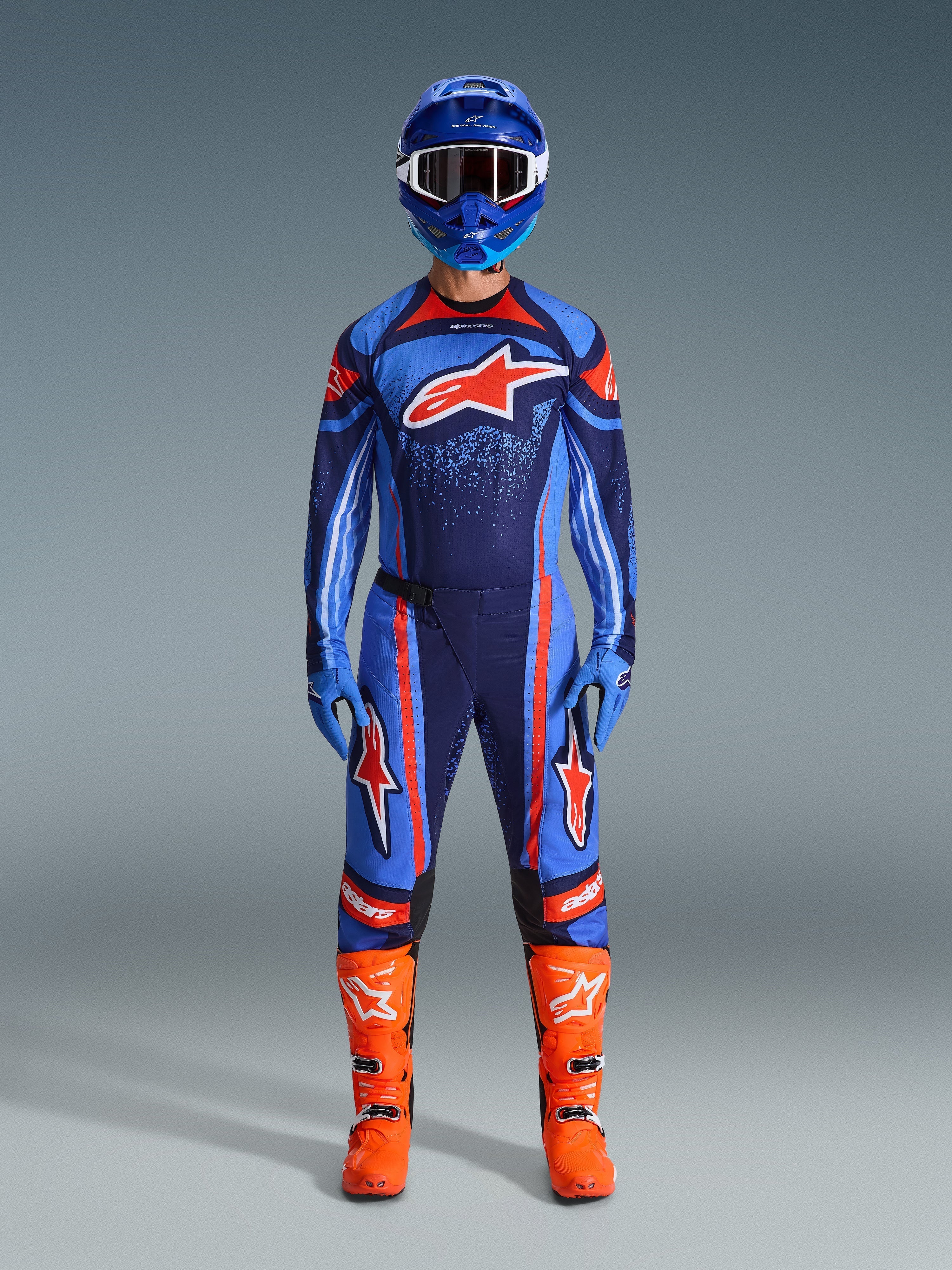 Alpinestars 2026 Techstar Nomur Gear Set, equipamento de motocross, azul escuro, laranja e azul UCLA, fato completo com capacete azul, camisola e calças a condizer, luvas azuis e botas laranja vibrante, logótipos de estrela, proteção de alta performance para todo-o-terreno