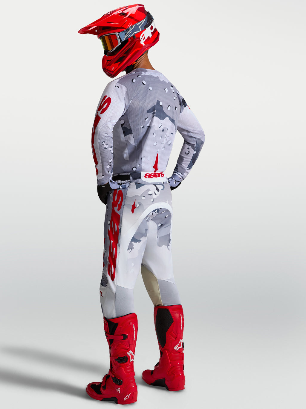 Camisola Alpinestars Racer Air Lone, conjunto de motocross, cinzento camo e vermelho, em malha respirável, vista traseira.