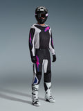 Conjunto de Equipamento Alpinestars 2026 Fluid Grid, piloto de motocross a usar camisola e calças pretas e brancas com detalhes cor-de-rosa e azul, capacete preto, luvas pretas e botas brancas, conjunto de corrida completo sobre um fundo cinzento