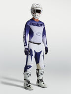 Alpinestars Racer Air Amber Gear Set, conjunto de motocross para homem, azul e branco, vista frontal no modelo.