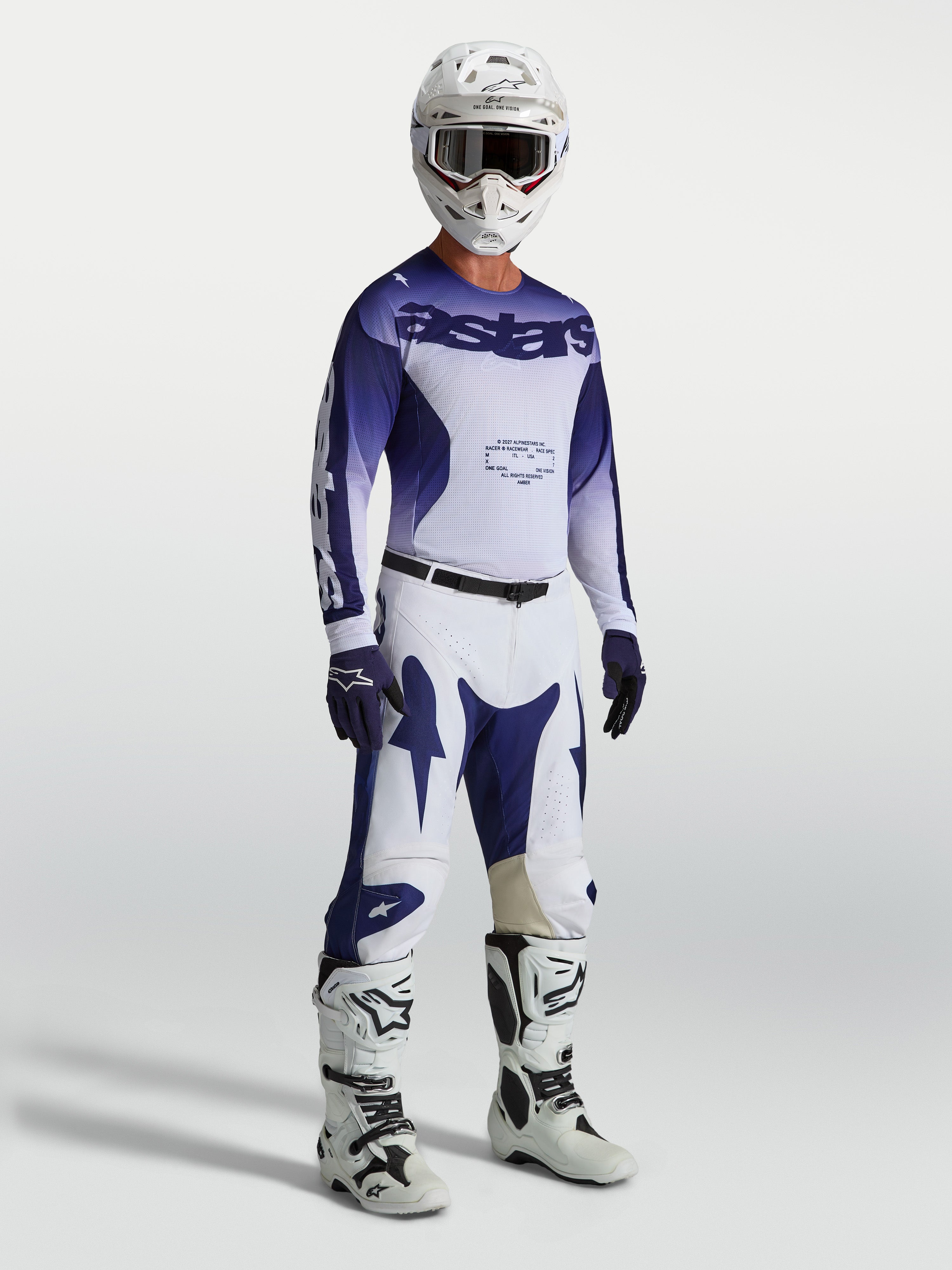 Alpinestars Racer Air Amber Gear Set, conjunto de motocross para homem, azul e branco, vista frontal no modelo.