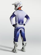 Alpinestars Racer Air Amber camisola e conjunto de equipamento de motocross em azul-marinho e branco, vista traseira em modelo com equipamento de corrida completo.