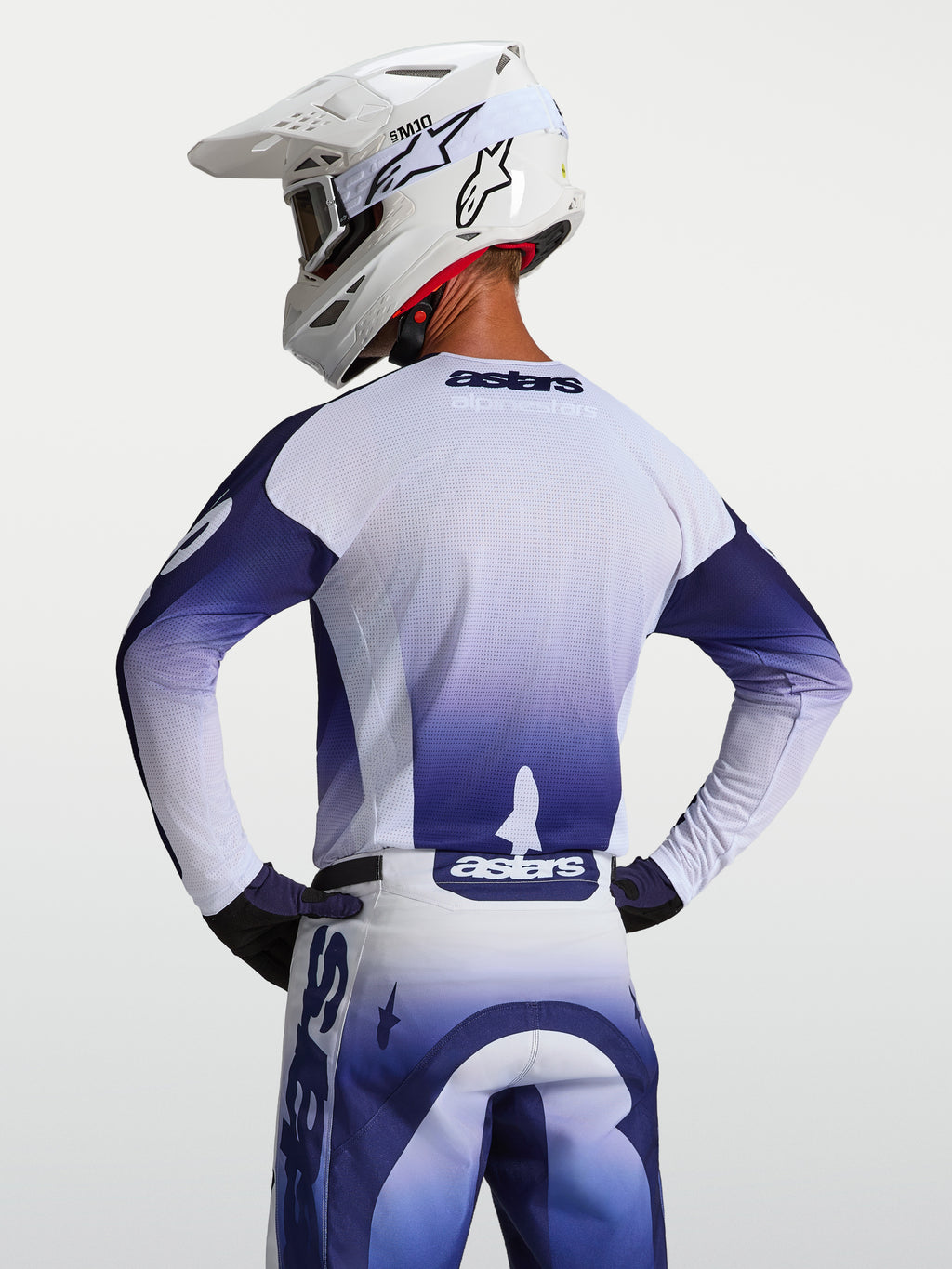 Alpinestars Camisola Racer Air Amber, camisola de motocross azul e branca, vista traseira em malha ventilada.