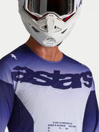 Alpinestars Racer Air Amber, camisola de motocross azul e branca para homem, em malha com logótipo astars, modelo com capacete.