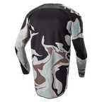 Alpinestars 2024 Racer Tactical Jersey, Iron Camo Dust Gray, vista traseira de camisola de motocross de manga comprida com padrão de camuflagem em cinzento, preto, azul claro e bege, e bainha traseira alongada para maior cobertura