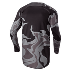 Alpinestars 2024 Racer Tactical Jersey, camisola de motocross, Cast Gray Camo Magnet, vista traseira com padrão de camuflagem cinzento e preto, tecido respirável e bainha traseira prolongada para maior cobertura